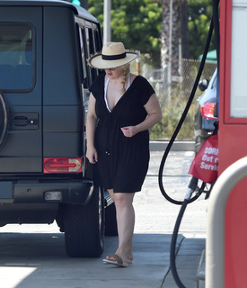 Rebel Wilson feet photo thumbnail