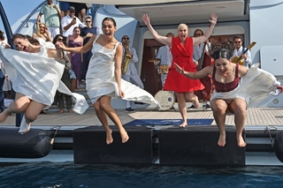 Rebel Wilson feet photo thumbnail
