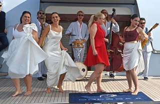 Rebel Wilson feet photo thumbnail