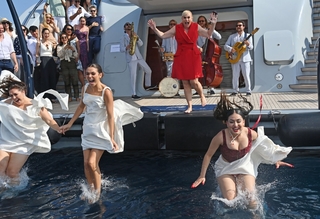 Rebel Wilson feet photo thumbnail