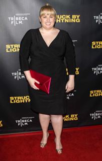 Rebel Wilson feet photo thumbnail
