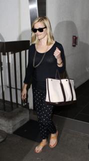 Reese Witherspoon feet photo thumbnail