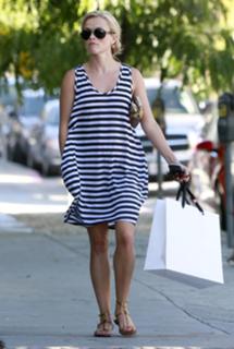 Reese Witherspoon feet photo thumbnail