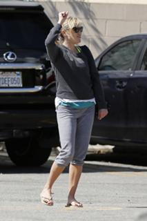 Reese Witherspoon feet photo thumbnail