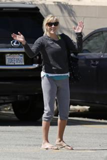 Reese Witherspoon feet photo thumbnail