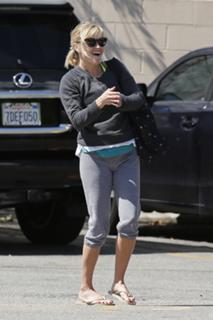 Reese Witherspoon feet photo thumbnail
