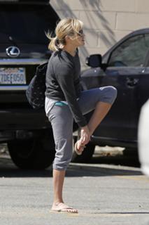 Reese Witherspoon feet photo thumbnail