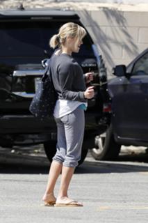 Reese Witherspoon feet photo thumbnail