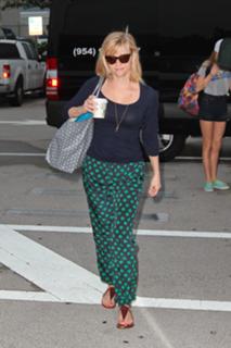 Reese Witherspoon feet photo thumbnail