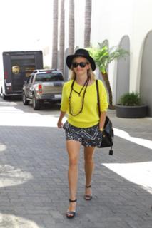 Reese Witherspoon feet photo thumbnail