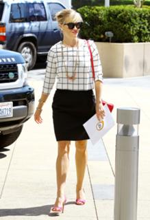 Reese Witherspoon feet photo thumbnail