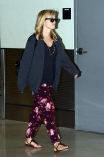 Reese Witherspoon feet photo thumbnail