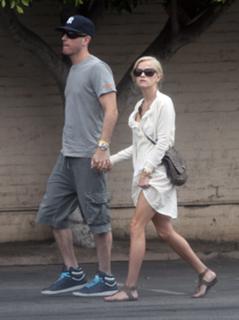 Reese Witherspoon feet photo thumbnail