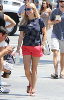 Reese Witherspoon feet photo thumbnail