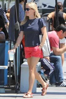 Reese Witherspoon feet photo thumbnail
