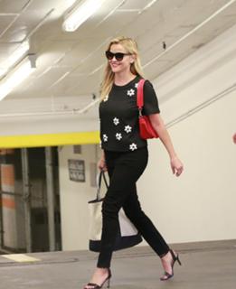 Reese Witherspoon feet photo thumbnail