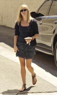 Reese Witherspoon feet photo thumbnail