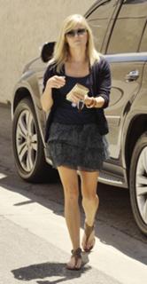 Reese Witherspoon feet photo thumbnail