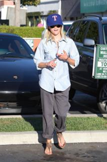 Reese Witherspoon feet photo thumbnail