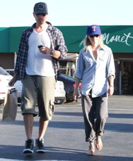 Reese Witherspoon feet photo thumbnail