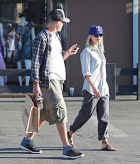 Reese Witherspoon feet photo thumbnail