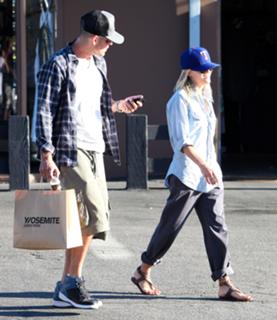 Reese Witherspoon feet photo thumbnail