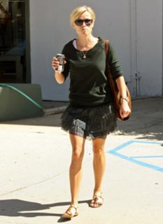 Reese Witherspoon feet photo thumbnail