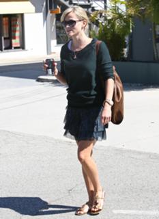Reese Witherspoon feet photo thumbnail