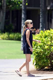 Reese Witherspoon feet photo thumbnail