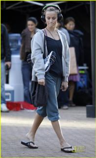 Reese Witherspoon feet photo thumbnail