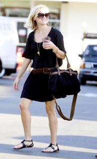 Reese Witherspoon feet photo thumbnail
