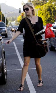 Reese Witherspoon feet photo thumbnail