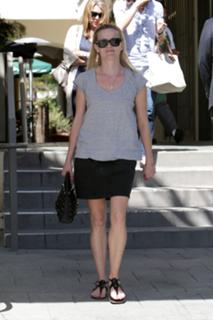 Reese Witherspoon feet photo thumbnail