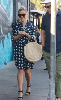 Reese Witherspoon feet photo thumbnail