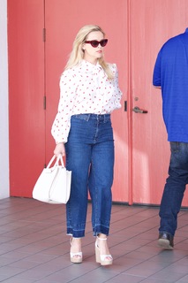 Reese Witherspoon feet photo thumbnail