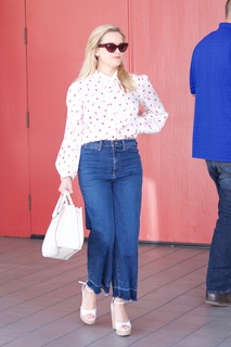 Reese Witherspoon feet photo thumbnail
