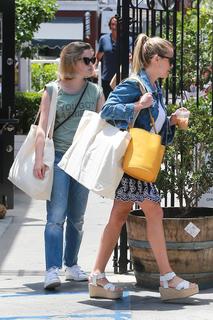 Reese Witherspoon feet photo thumbnail