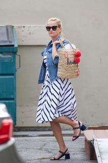 Reese Witherspoon feet photo thumbnail