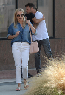 Reese Witherspoon feet photo thumbnail