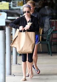 Reese Witherspoon feet photo thumbnail