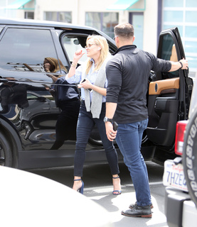 Reese Witherspoon feet photo thumbnail