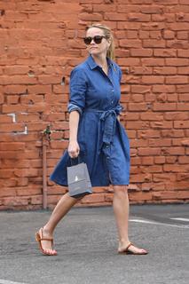 Reese Witherspoon feet photo thumbnail