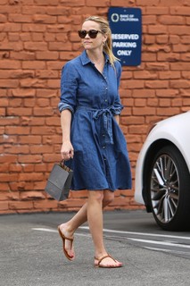 Reese Witherspoon feet photo thumbnail