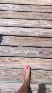 Reese Witherspoon feet photo thumbnail