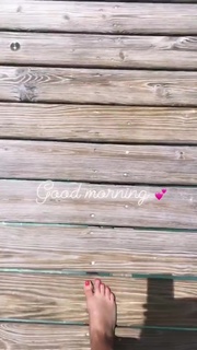 Reese Witherspoon feet photo thumbnail