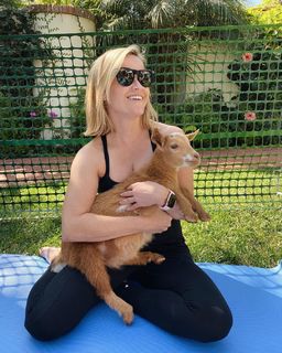 Reese Witherspoon feet photo thumbnail