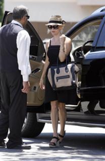 Reese Witherspoon feet photo thumbnail