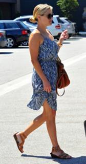 Reese Witherspoon feet photo thumbnail