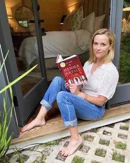 Reese Witherspoon feet photo thumbnail
