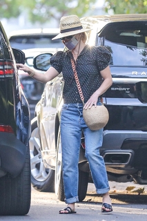 Reese Witherspoon feet photo thumbnail